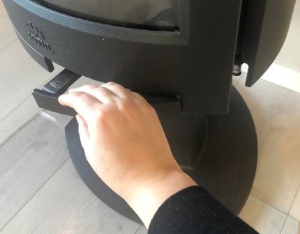 Hand that opens the fireplace door to the wood stove Jøtul F 373 Advance carefully 
